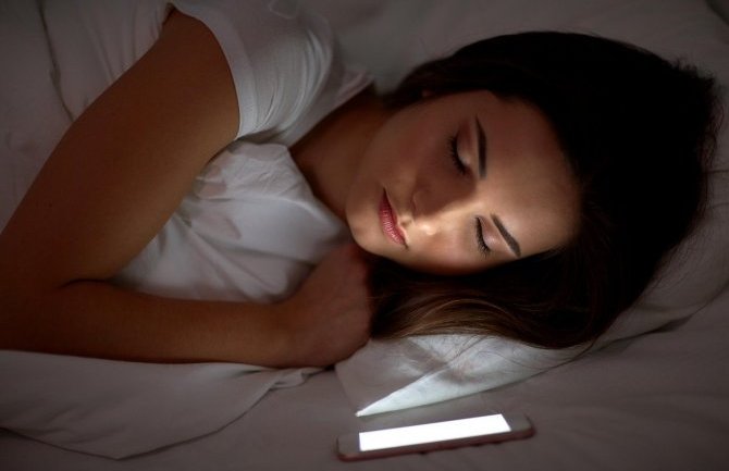 Ako spavate sa telefonom možete da dobijete rak