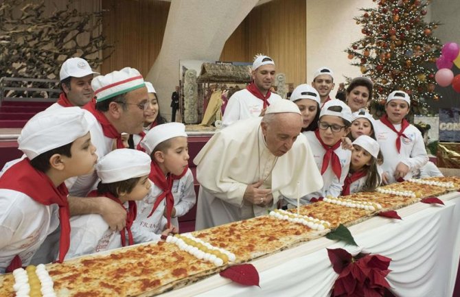 Papa proslavio 81. rođendan: Djeca treba uvijek da rastu u radosti
