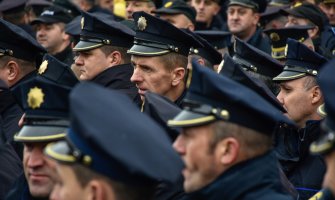 Više stotina policajaca ispred Vlade BIH