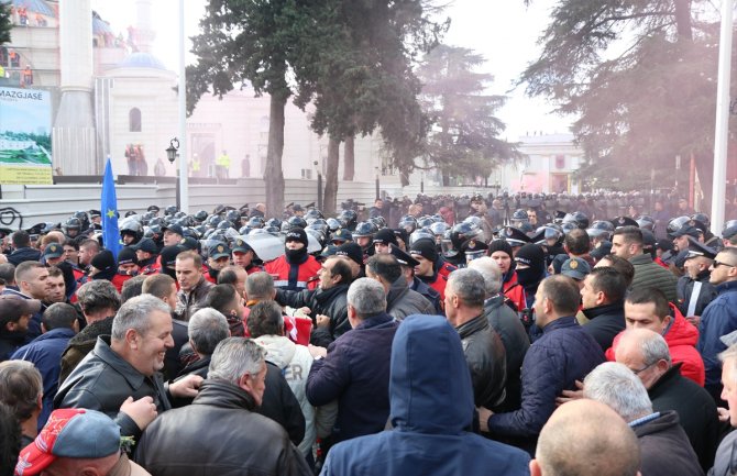 Tirana: U sukobu policije i pristalica albanske opozicije nekoliko povrijeđenih