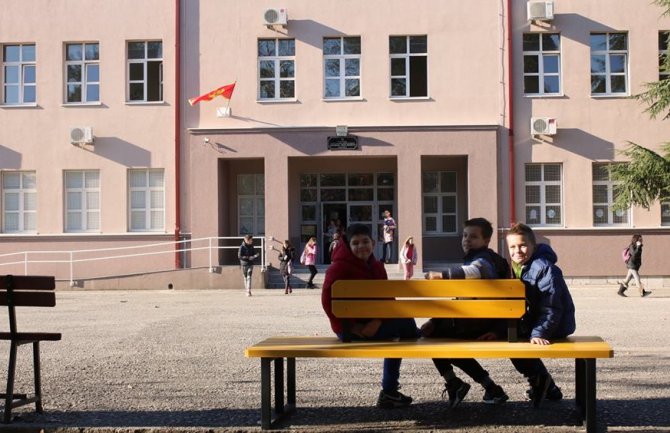 Pošta Crne Gore donirala dvorišne klupe za šest osnovnih škola (FOTO)