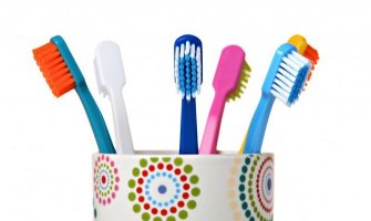 Znate li kako pravilno treba očistiti četkicu za zube?