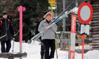 Angela Merkel uživa na skijanju u Švajcarskoj
