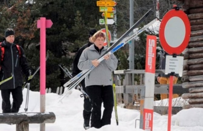 Angela Merkel uživa na skijanju u Švajcarskoj