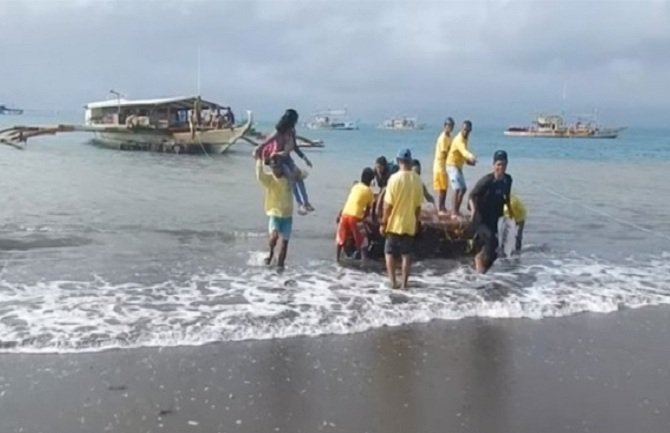 Filipinku koju je poplava odnijela 900 km spasio brod