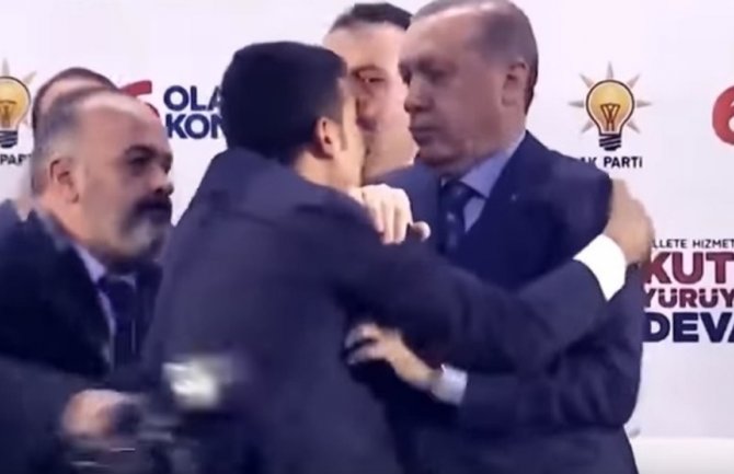Skandal u Turskoj: Muškarac nasrnuo na Erdogana, obezbjeđenje zakazalo (VIDEO)