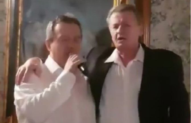 Dačić u zagrljaju Titovog unuka pjeva “Sa Ovčara i Kablara“ (VIDEO)
