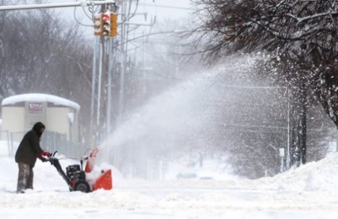Snijeg napravio haos, proglašeno vanredno stanje u američkom gradiću(VIDEO)