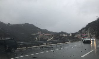 Udes na putu Podgorica - Cetinje, jedna osoba povrijeđena (VIDEO)