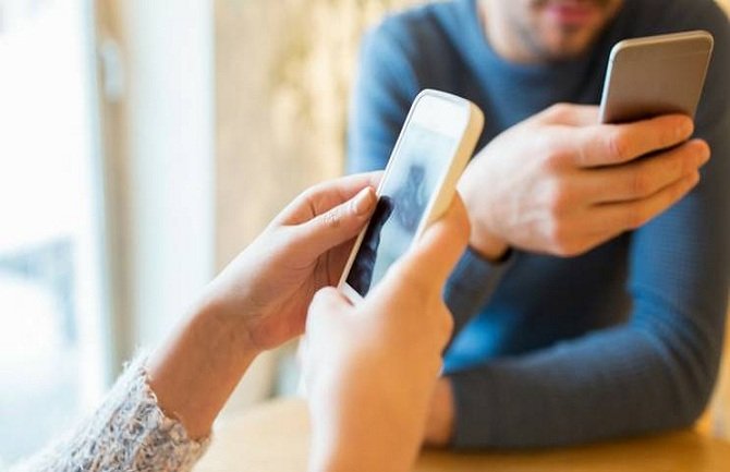 Evo kako mobilni telefon utiče na odnos supružnika