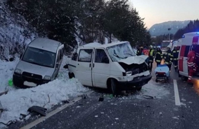 Kamiondžija pregazio državljane BiH dok su Srbijancu popravljali auto pored autoputa