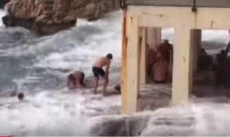 Nastradali tokom novogodišnjeg kupanja u Rijeci: Dvije osobe izgubile život, više povrijeđeno(VIDEO)