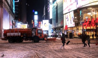 Sniježna oluja u SAD-u: Otkazane hiljade letova, ne rade škole ni institucije