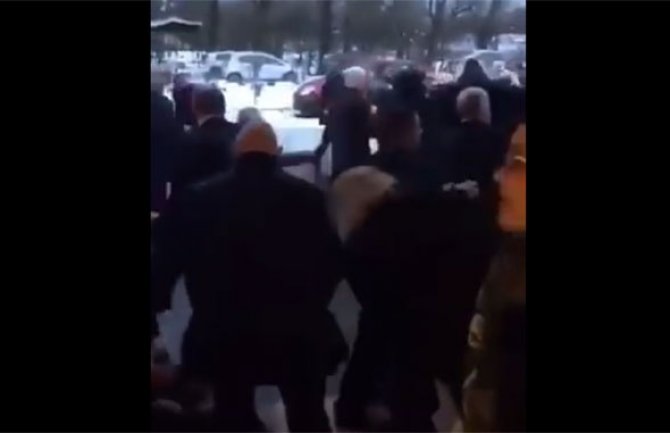 Opšta tuča na sahrani, više osoba teško povrijeđeno (VIDEO)