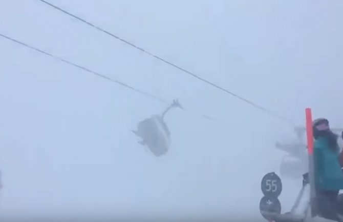 Nevrijeme na Alpima uznemirilo turiste: Vjetar baca gondolu, bore se da ne ispadnu(VIDEO)