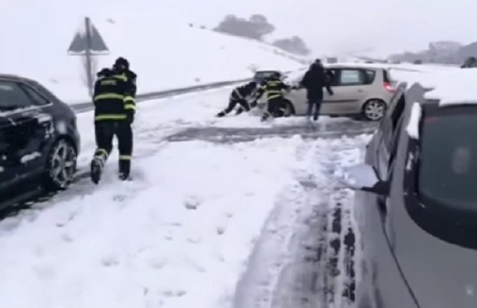 Španija: Vojska spasava zarobljene vozače iz snijega (VIDEO)