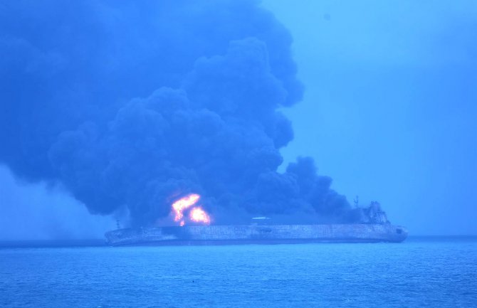 Zapalio se iranski naftni tanker sa teretnjakom, opasnost od eksplozije