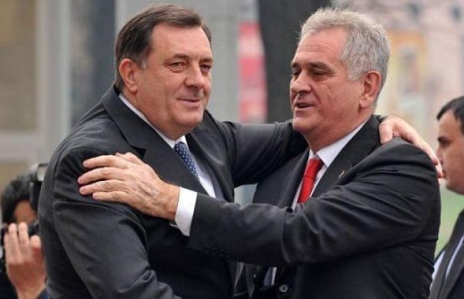 Dodik dodjeljuje orden Tomislavu Nikoliću