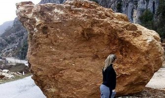 Na putu prema Ostrogu obrušila se ogromna stijena (FOTO)