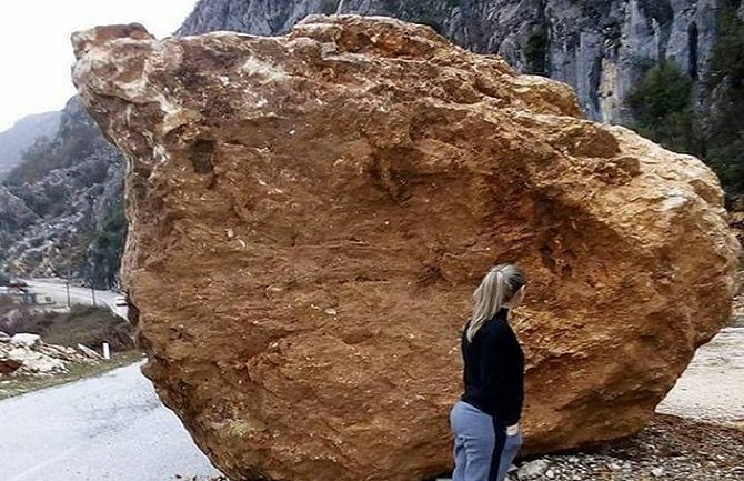 Na putu prema Ostrogu obrušila se ogromna stijena (FOTO)