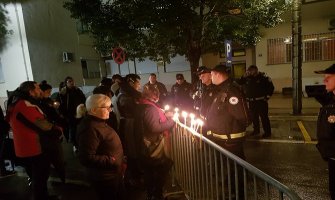 Građani ispred Vlade palili svijeće u čast preminule djevojčice Jelene Bogavac (FOTO)