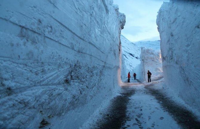 Pogledajte put kroz sedam metara visoke nanose snijega (VIDEO)