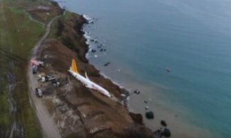 Avion s putnicima skliznuo s piste i zaustavio se tik uz more (VIDEO)