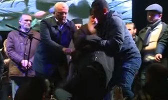 Popeo se na binu i psovkama prekinuo govor Mandića na dočeku (VIDEO)