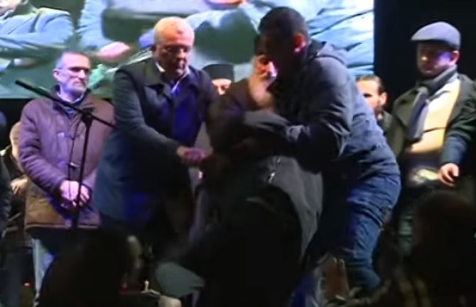 Popeo se na binu i psovkama prekinuo govor Mandića na dočeku (VIDEO)