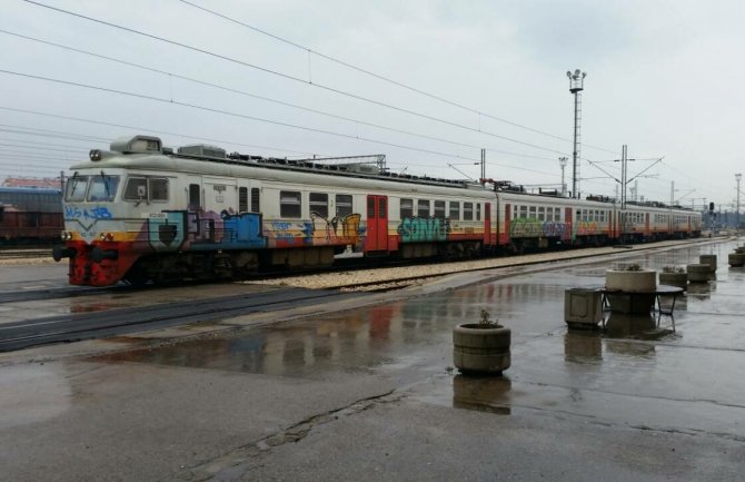 Lokalni voz iz BP zaustavljen u Podgorici: Putnici ogorčeni, smrzavali se na stanici(FOTO)