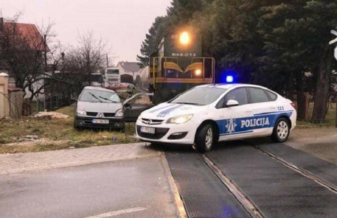 Lokomotiva udarila automobil u Nikšiću