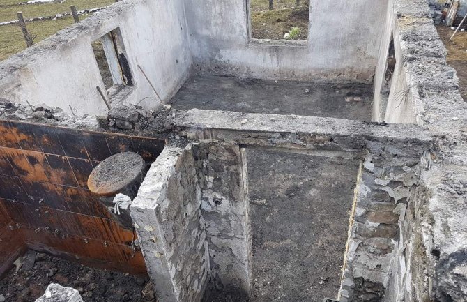 Porodici Minić čija je kuća izgorjela u požaru stiže pomoć od Opštine