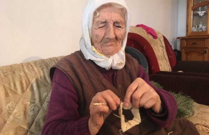 Umka iz petnjičkog sela ima preko 90 godina i uživa u ljubavi 33 unučadi i 34 paraunučadi 