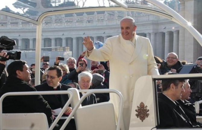 Čile: Papa pogođen predmetom iz mase(VIDEO)