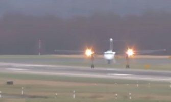 Amsterdam: Vjetar se poigrava sa avionom (VIDEO)