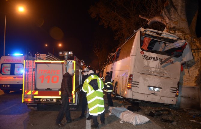 Autobus udario u drvo, 11 osoba stradalo, 44 povrijeđene