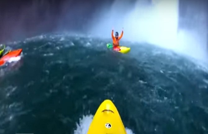 Oboren neobičan rekord: Skakanje kajakom niz vodopade (VIDEO)