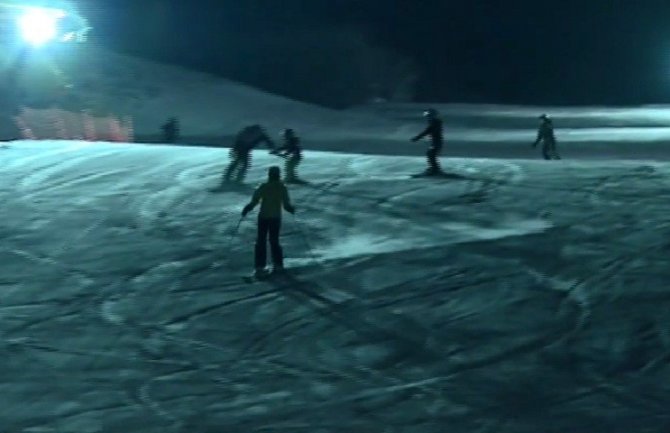 Žabljak: Turisti uživaju i u noćnom skijanju