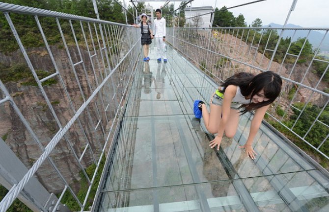 Kina: Radnici čekićem pokušavaju da razbiju stakleni most (VIDEO)