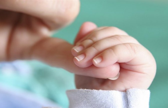 Velika Britanija: Žena se porodila dva puta za 17 dana
