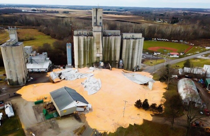 Srušio se silos, 10 hiljada tona kukuruza zatrpalo put (VIDEO)