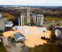 Srušio se silos, 10 hiljada tona kukuruza zatrpalo put (VIDEO)