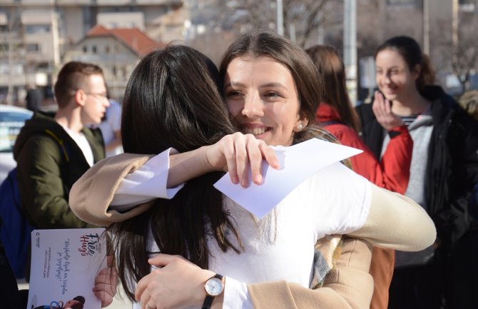 Dan zagrljaja u Mostaru: Srednjoškolci velikim zagrljajem za srećniju budućnost