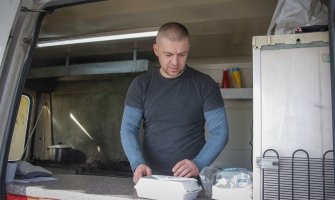 Boro Nišić iz Gradiške dijeli besplatne obroke: Niko ne zaslužuje da bude gladan
