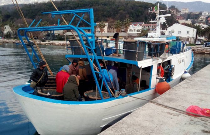  U Luku Zelenika uplovio brod sa izbjeglicama,  medicinski zbrinuti , obezbijeđeni hrana, voda i odjeća
