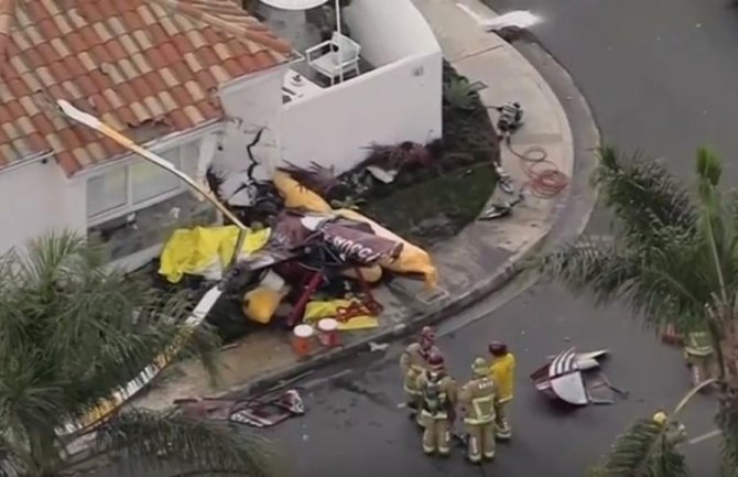 Helikopter se srušio na kuću u Kaliforniji, troje poginulih(VIDEO)