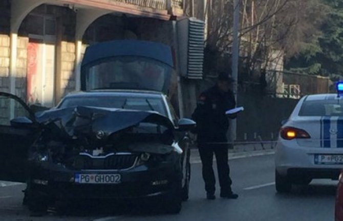 Uništen automobil u udesu u Podgorici
