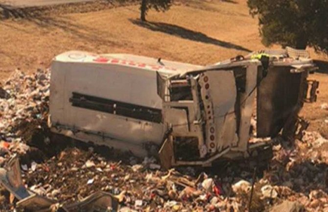 Voz sa američkim kongresmenima udario u kamion, jedna osoba poginula