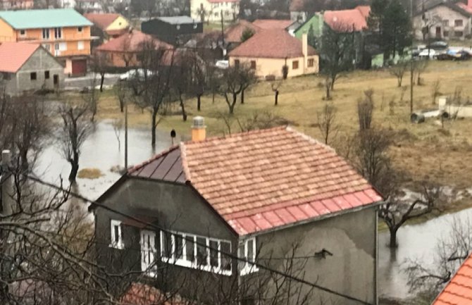 Više intervencija na Cetinju: Požar na Zagrblju, u podrumima zgrada poplave