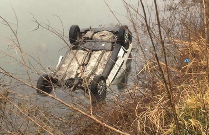 Autom sletjeli u kanal, dvoje mladih stradalo u ledenoj vodi (VIDEO)